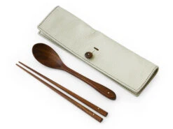 Besteck Set Mit Essstäbchen, Löffel Und Leder-Tasche -Berühmter Geschirr Laden besteck set mit essstaebchen loeffel und leder tasche 1